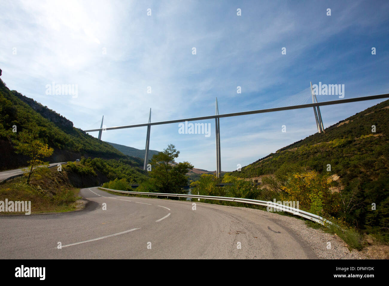 Vista del viadotto di Millau, al di sopra della strada tortuosa nella valle del fiume Tarn Francia meridionale. 138736 Viaduc Millau Foto Stock