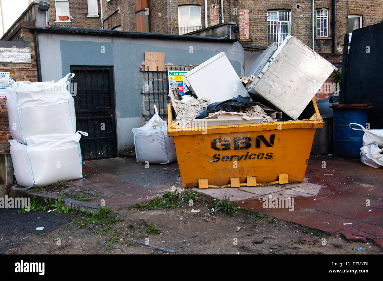 Hackney, Londra 2013. Spazzatura a saltare e materiali di costruzione Foto Stock