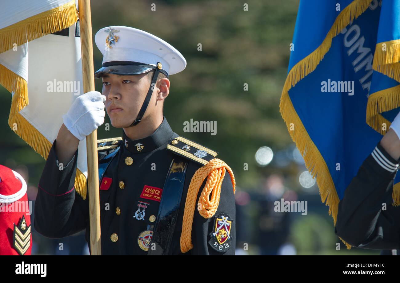 Una repubblica di Corea organo di servizio contiene il sud coreano bandiera durante un cambiamento di cerimonia di comando per le Nazioni Unite il comando, forze combinate comando, degli Stati Uniti e della Corea le forze in corrispondenza di una base militare statunitense in Seoul, Corea del Sud, Mercoledì, Ottobre 2, 20 Foto Stock