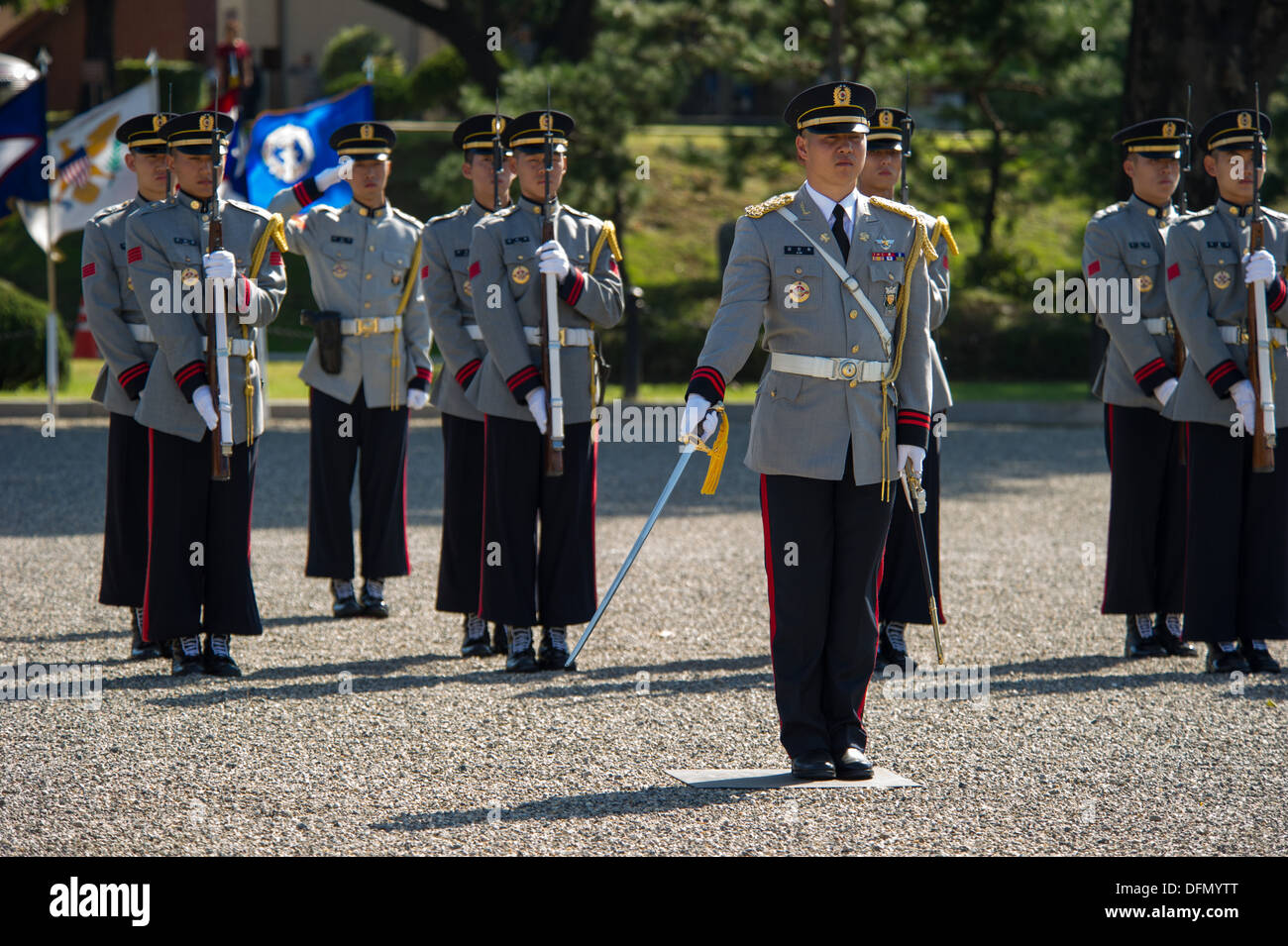 Repubblica di Corea i membri del servizio stand ad attenzione durante un cambiamento di cerimonia di comando per le Nazioni Unite il comando, forze combinate comando, degli Stati Uniti e della Corea le forze in corrispondenza di una base militare statunitense in Seoul, Corea del Sud, Mercoledì, Ottobre 2, 2013. Foto Stock