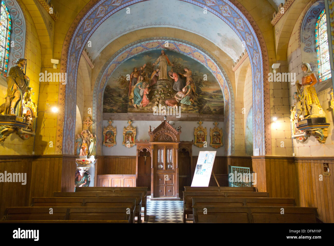 Interno della chiesa di Santa Maria Maddalena a Rennes le Chateau, Aude, Languedoc, Francia. Foto Stock