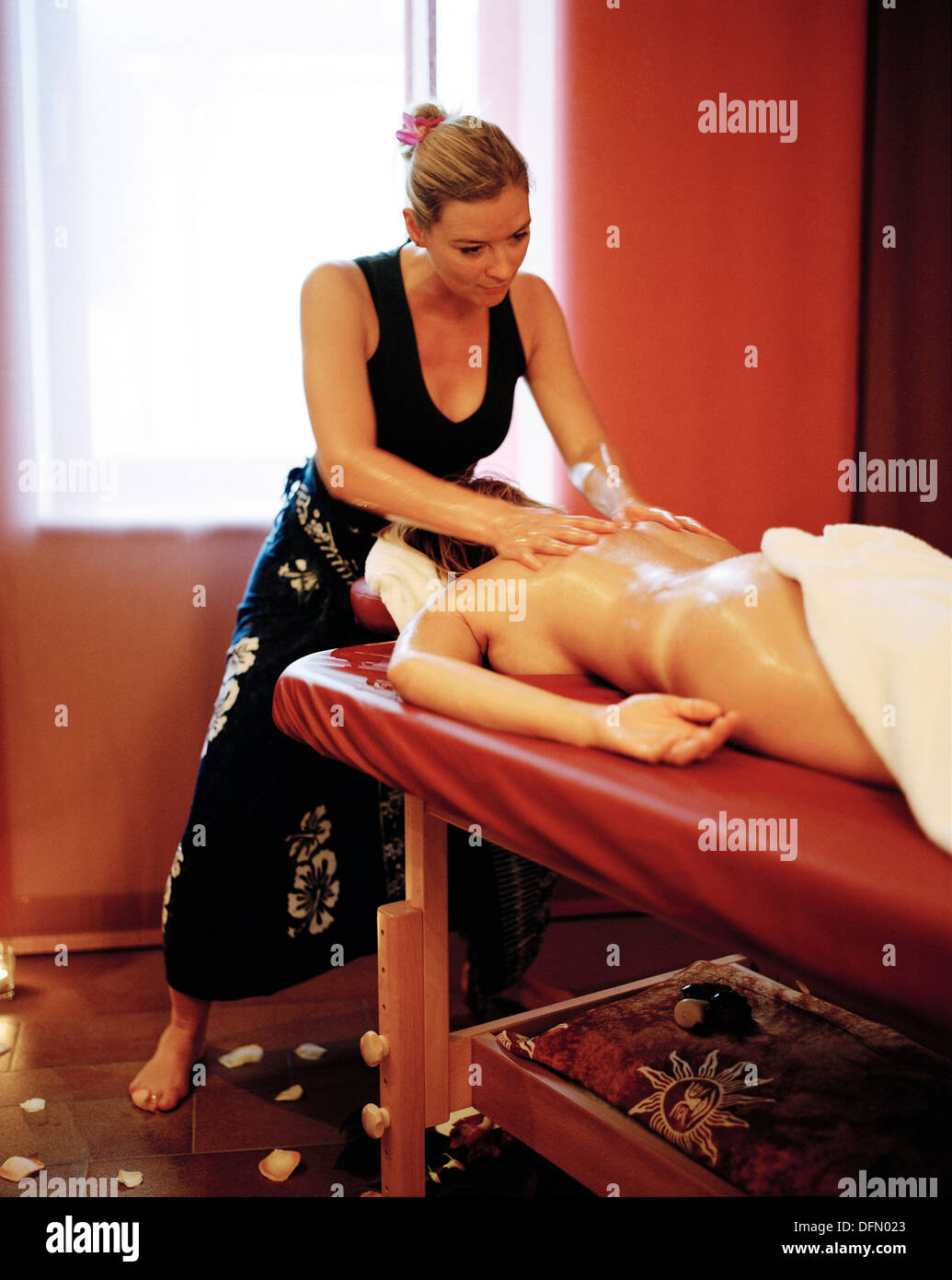 La donna per gustare il tradizionale massaggio hawaiano Lomi Lomi Nui in  una spa resort, Travemuende, Lubecca, Schleswig-Holstein, Germania Foto  stock - Alamy