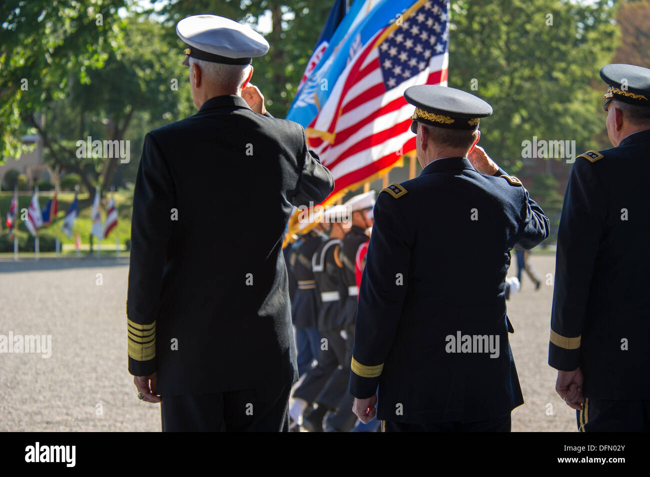 Da sinistra, U.S. Pacifico Comando Adm. Samuel J. Locklear III, Presidente del Comune di capi di Stato Maggiore gen. Martin E. Dempsey e gen. James D. Thurman salute durante un cambiamento di cerimonia di comando per le Nazioni Unite il comando, forze combinate di comando e Foto Stock