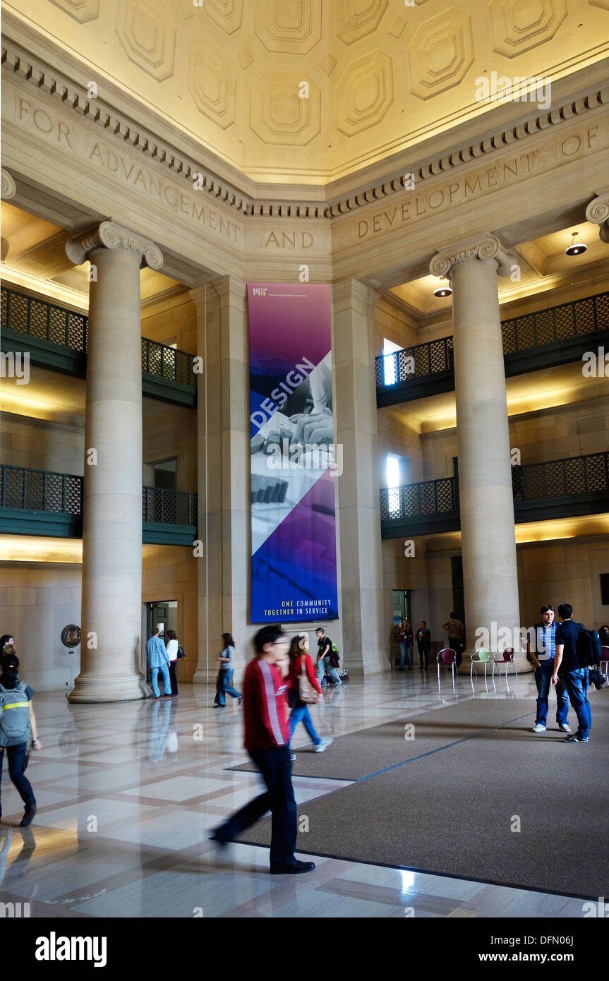 Edificio 7 all'interno del campus del MIT Foto Stock