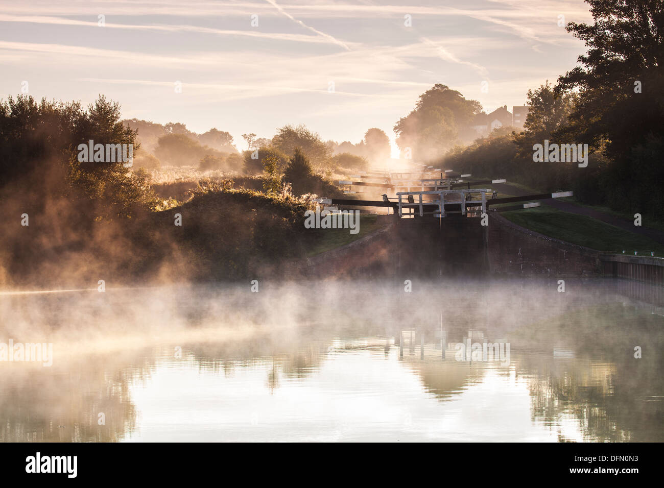Early Morning mist a Caen Hill si blocca sul Kennet and Avon Canal a Devizes, Wiltshire. Foto Stock