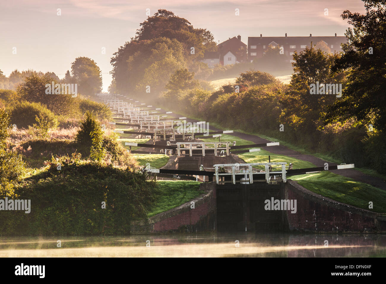 Early Morning mist a Caen Hill si blocca sul Kennet and Avon Canal a Devizes, Wiltshire. Foto Stock