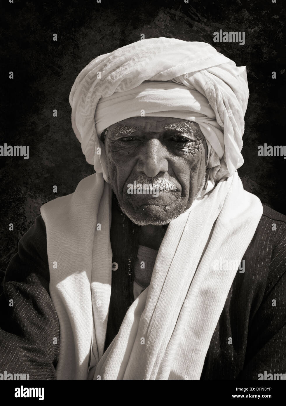 Ritratto in bianco e nero di un anziano egiziano uomo arabo. Foto Stock