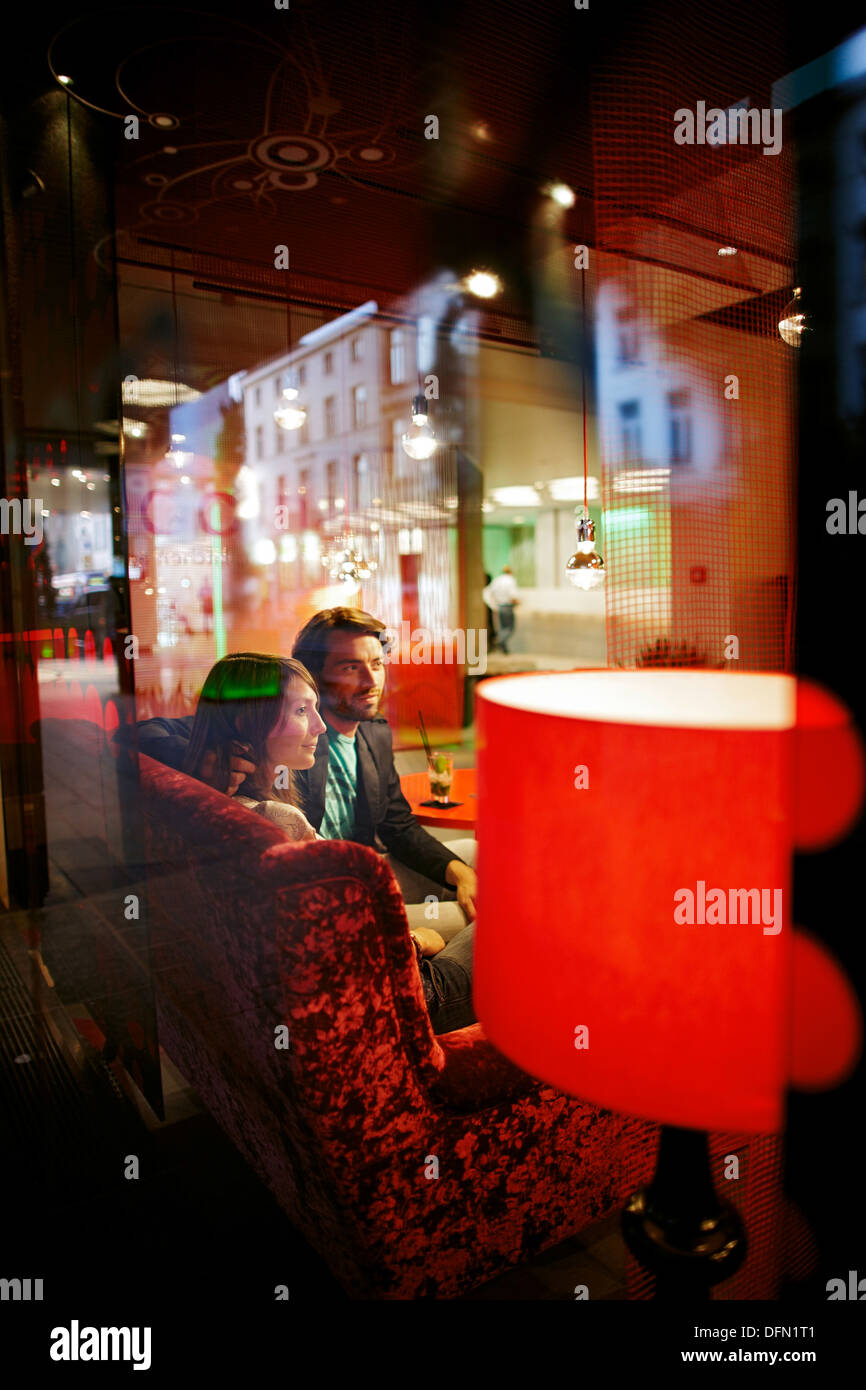 Giovane all'interno del ristorante in loco, Bruxelles, Belgio Foto Stock