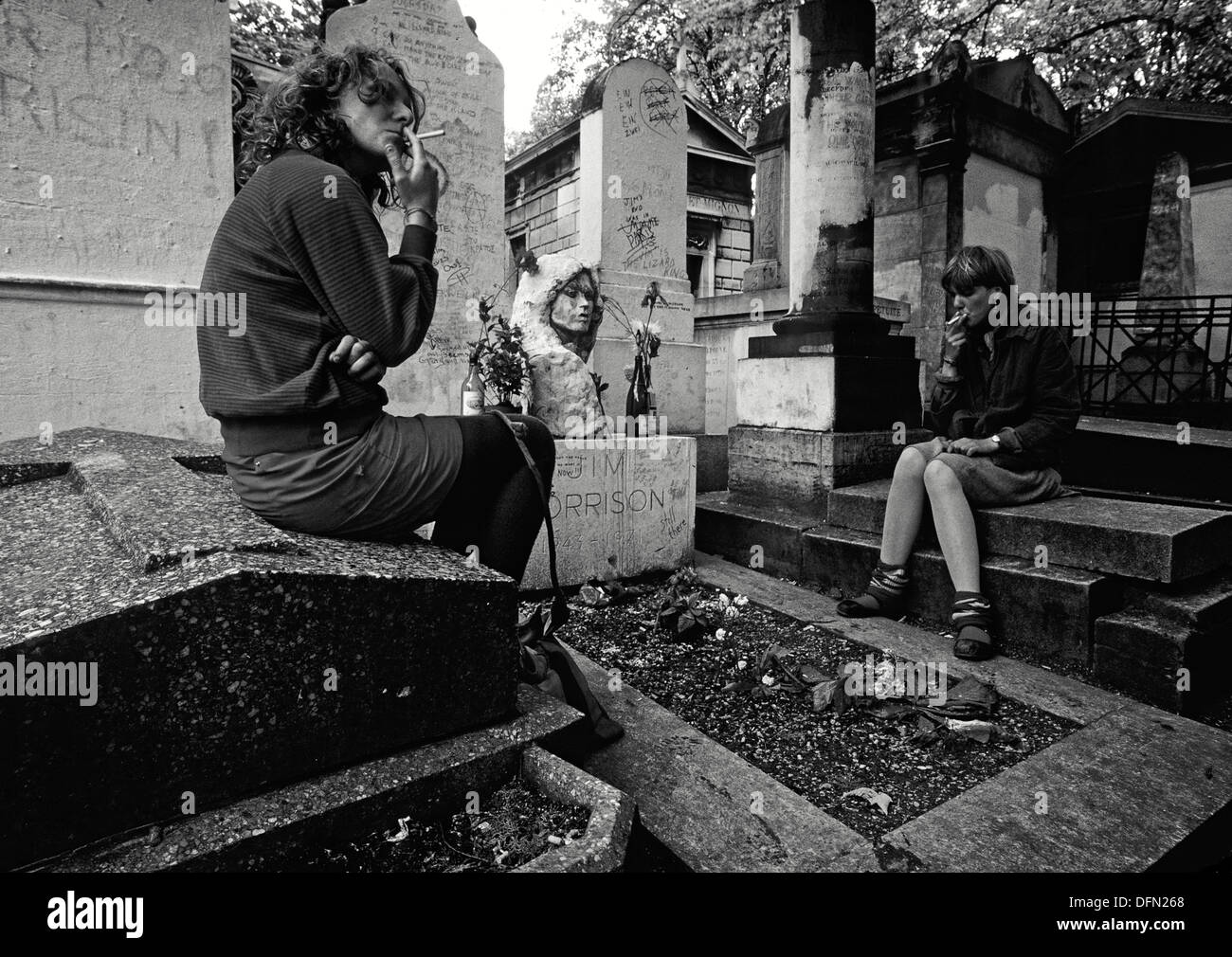 Alla tomba di Jim Morrison nel 1983 al cimitero di Père Lachaise, situato nel Ventesimo arrondissement di Parigi Foto Stock