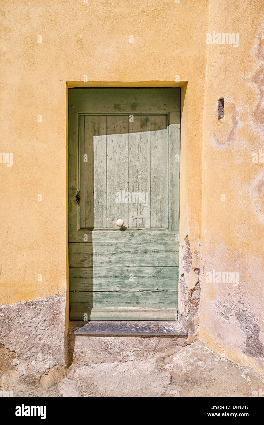 Weathered porta, Menton Costa Azzurra, Francia Foto Stock