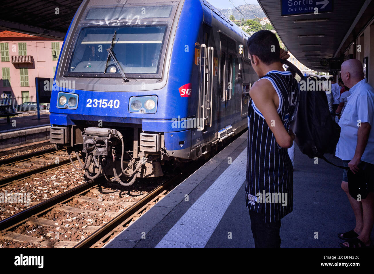 Il francese treno SNCF tirando in stazione. Foto Stock