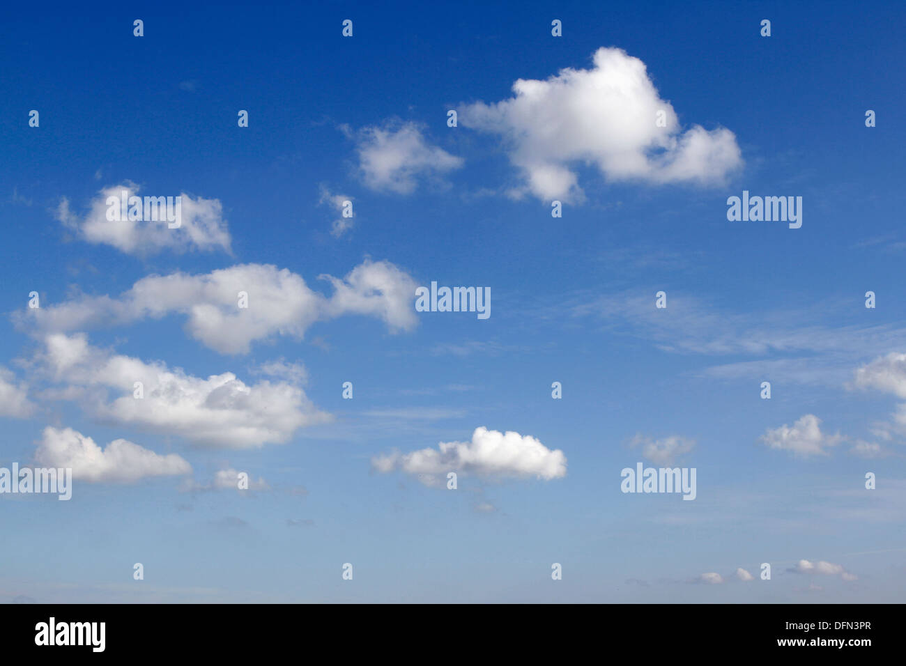 Soffici nuvole bianche in un cielo blu Foto Stock