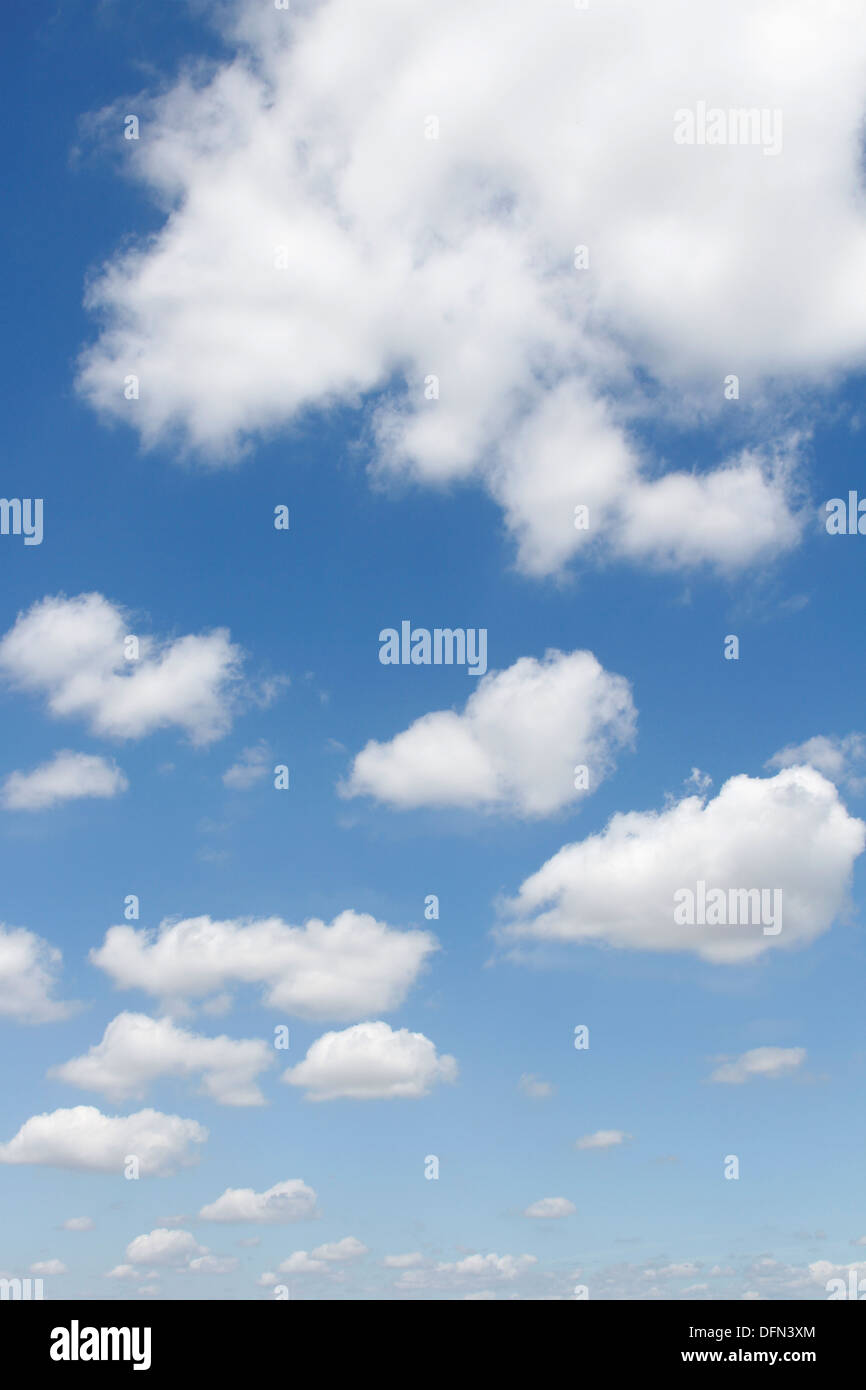 Soffici nuvole nel cielo blu Foto Stock