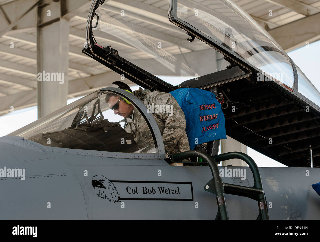 Stati Uniti Air Force Master Sgt. Robbie Roberts, 125th Fighter Wing capo equipaggio, esegue il post-controlli di volo su una F-15C Eagle a Montagna Home Air Force Base, Idaho, Sett. 30, 2013. Il 125th FW distribuito da Jacksonville Air National Guard Base, Fla., e Foto Stock