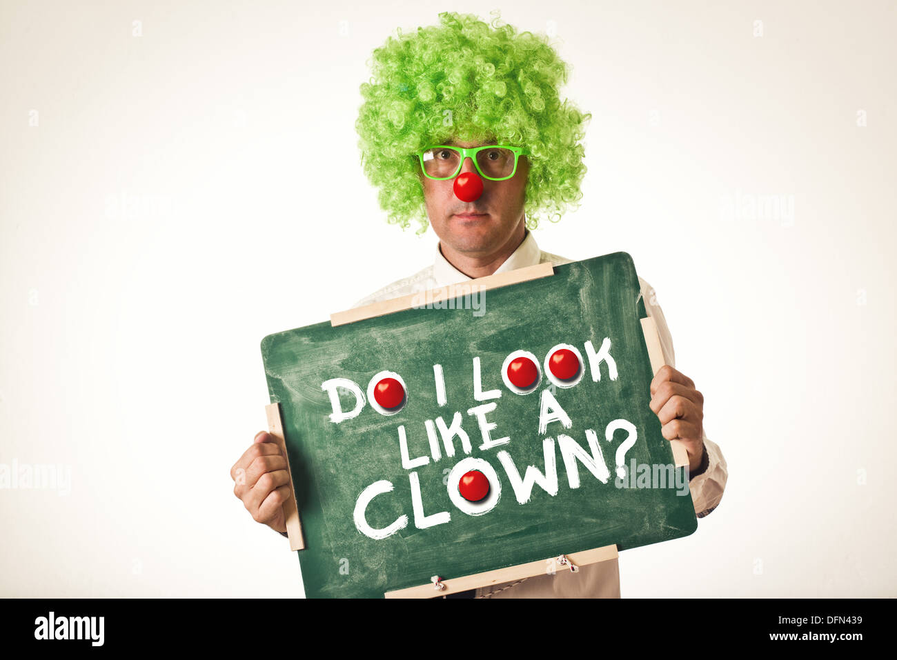 Clown holding chalkboard su sfondo bianco. Foto Stock