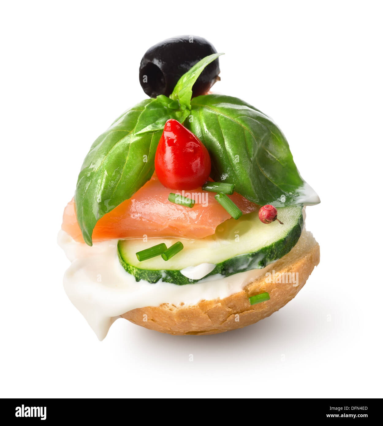 Sandwich con pesce rosso e verdure isolato su bianco Foto Stock