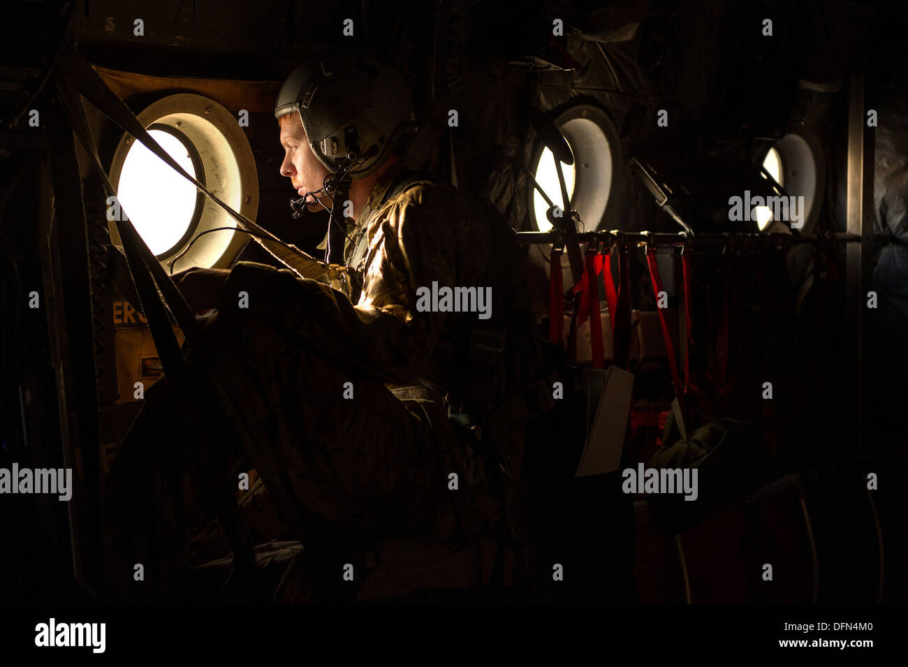 Il personale Sgt. Nick Sanborn, 774th Airlift Expeditionary Squadron C-130 Hercules loadmaster, scansioni per le minacce durante una missione retrograda di trasmettere una base operativa Sharana, Provincia Paktika, Afghanistan, Sett. 28, 2013. Questa missione ha segnato un retrogrado di miglia Foto Stock