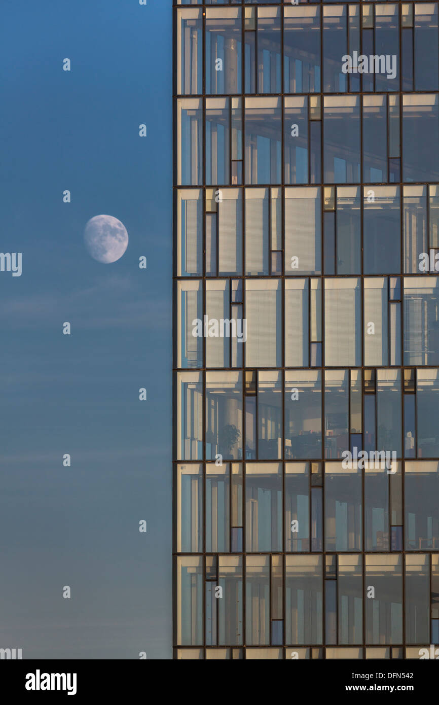 Luna e palazzo di vetro, Reykjavik Islanda Foto Stock