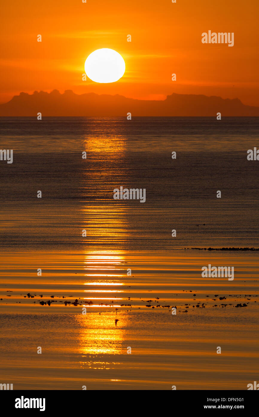 Tramonto sulla baia di Faxafloi, Reykjavik, Islanda Foto Stock