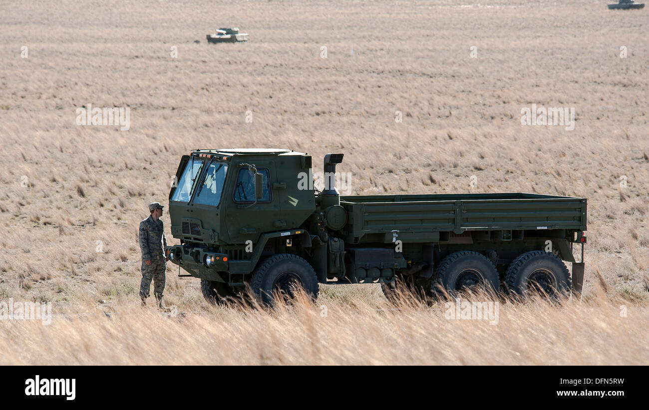 Un 726th Air Control Squadron Airman dalla montagna Home Air Force Base, Idaho, ispeziona il suo camion durante un convoglio halt in Id Foto Stock Un 726th Air Control Squadron Airman dalla montagna Home Air Force Base, Idaho, ispeziona il suo camion durante un convoglio halt in Id Foto Stock