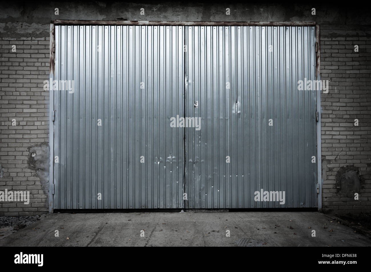 Edificio industriale realizzato in calcestruzzo grungy con porta Foto Stock