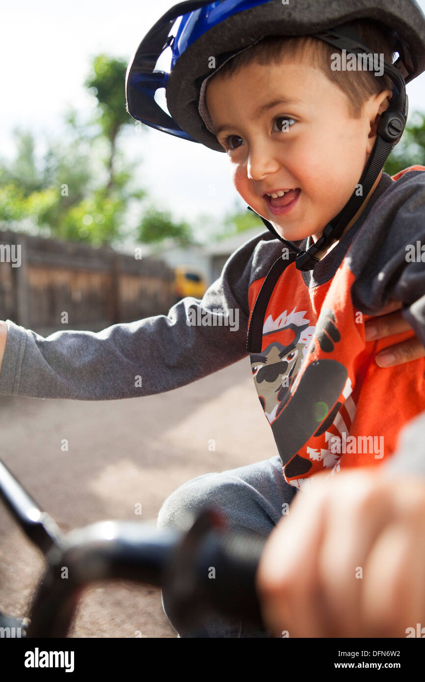 A quattro anni ragazzo Japanese-Americans impara a guidare la sua moto che ha ottenuto per il suo quarto compleanno. Foto Stock