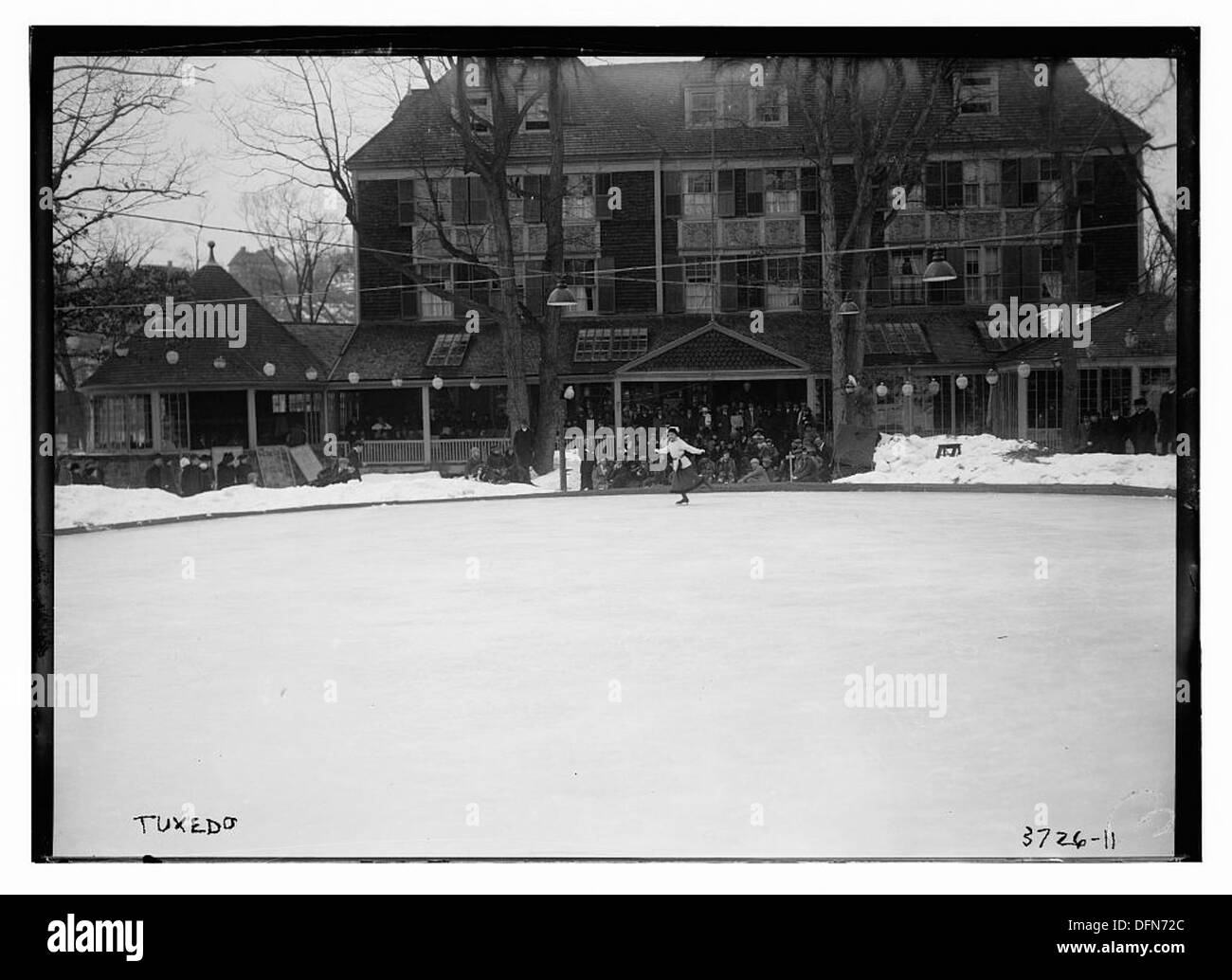 Questa fotografia storica della Biblioteca del Congresso cattura un uomo vestito con un smoking, che riflette le tendenze della moda e l'abbigliamento formale dei primi anni del XX secolo associati a eventi sociali d'élite. Foto Stock