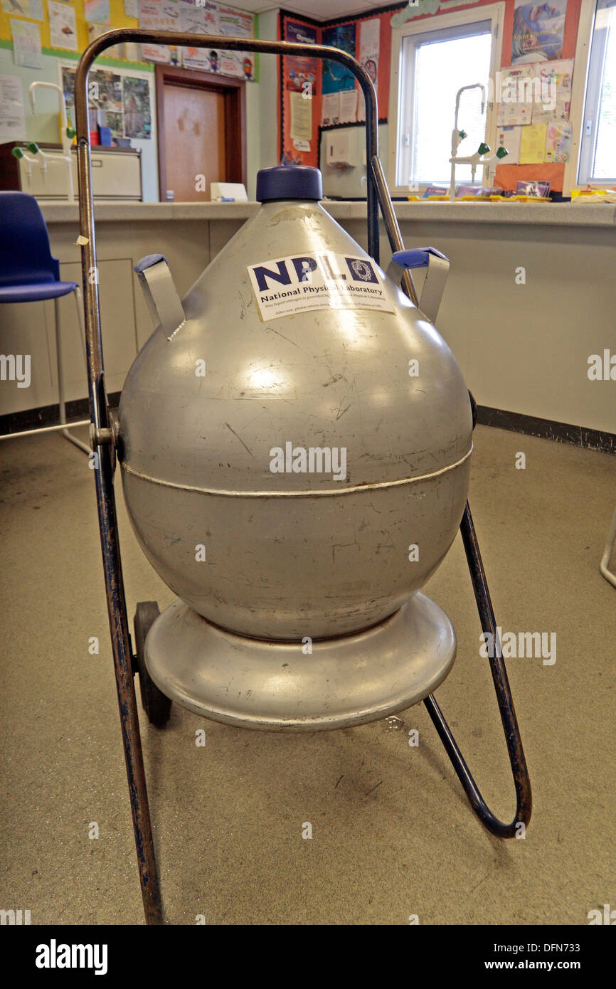 Un Dewar contenente azoto liquido (LN2) presi in prestito dalla NPL essendo utilizzato in una scuola del Regno Unito per le dimostrazioni. Foto Stock