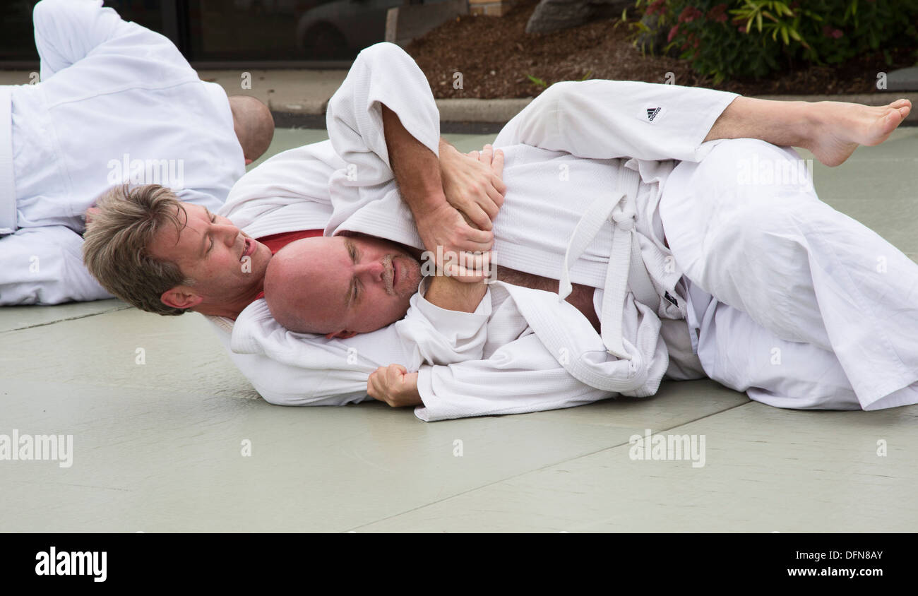 Berkley, Michigan - una classe in brasiliano di jiu jitsu nel parcheggio al di fuori della scuola di arti marziali. Foto Stock