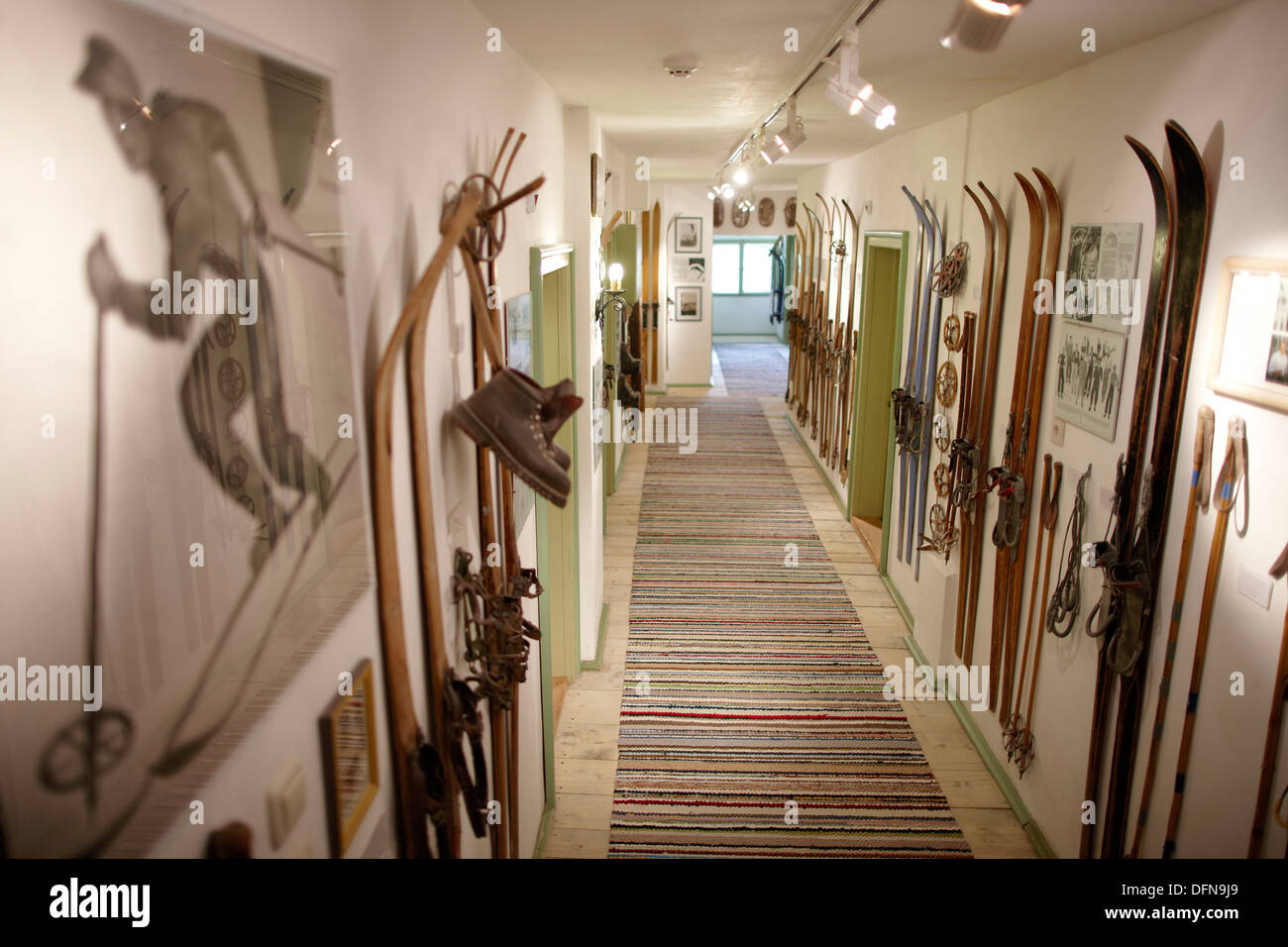 Corridoio con il museo dello sci, Ecohotel Grafenast, Am Hochpillberg, Schwaz, in Tirolo, Austria Foto Stock