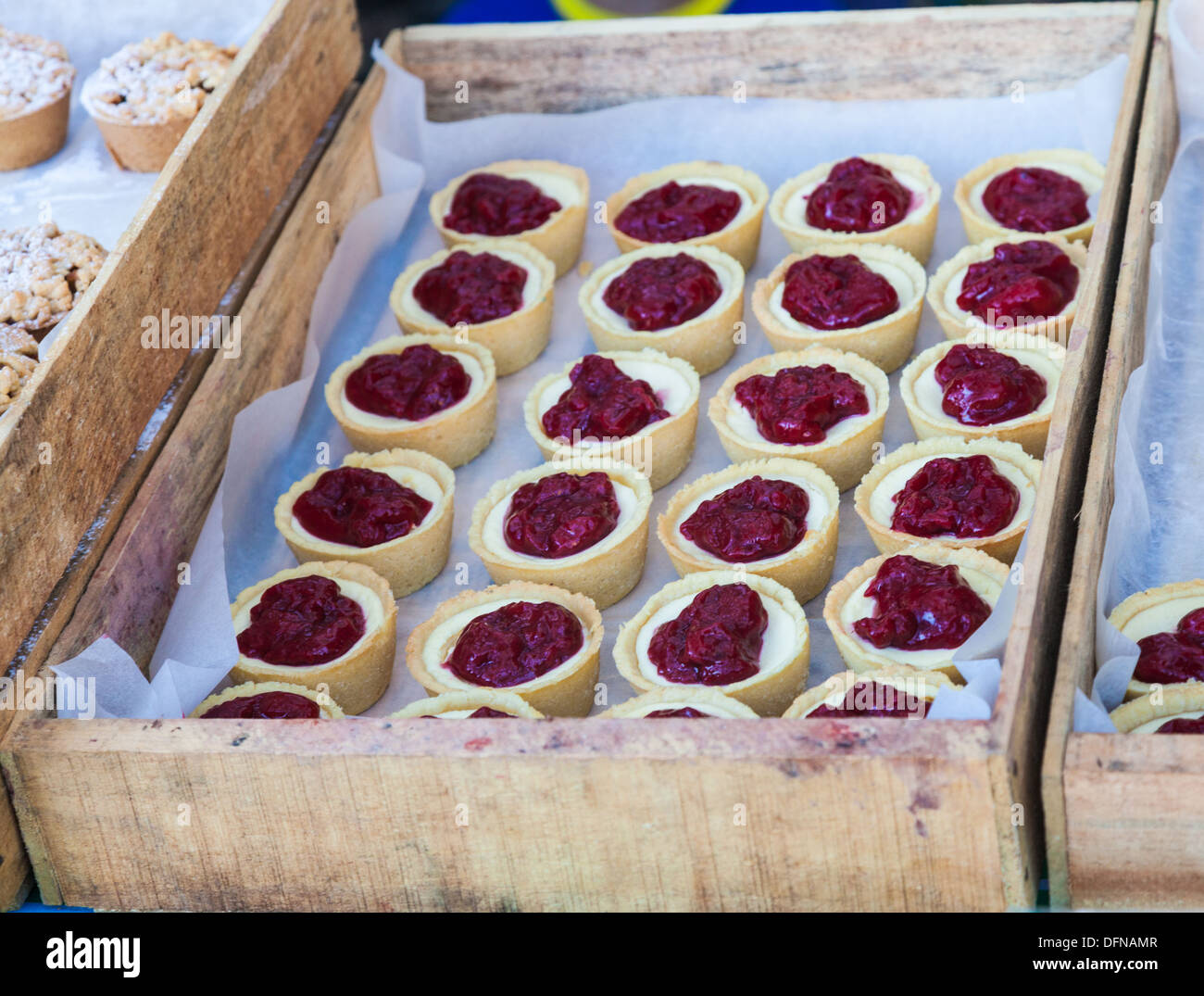 Crema pasticcera crostate con topping di frutti di bosco Foto Stock