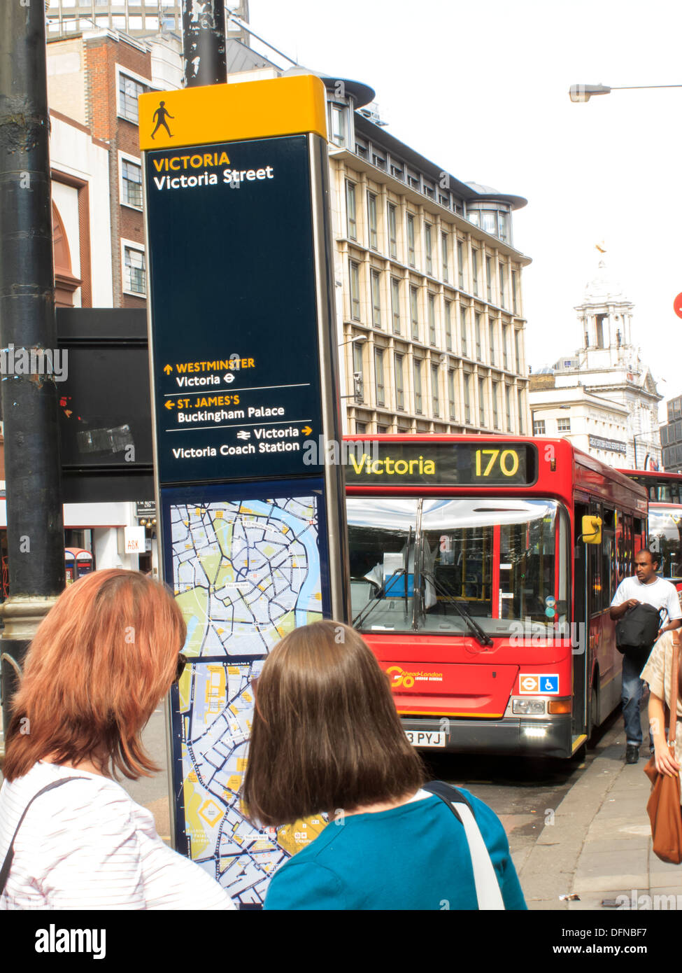 Informazioni, segnaletica, Londra, Inghilterra (Victoria, Westminster, St James's, Buckingham Palace) Foto Stock