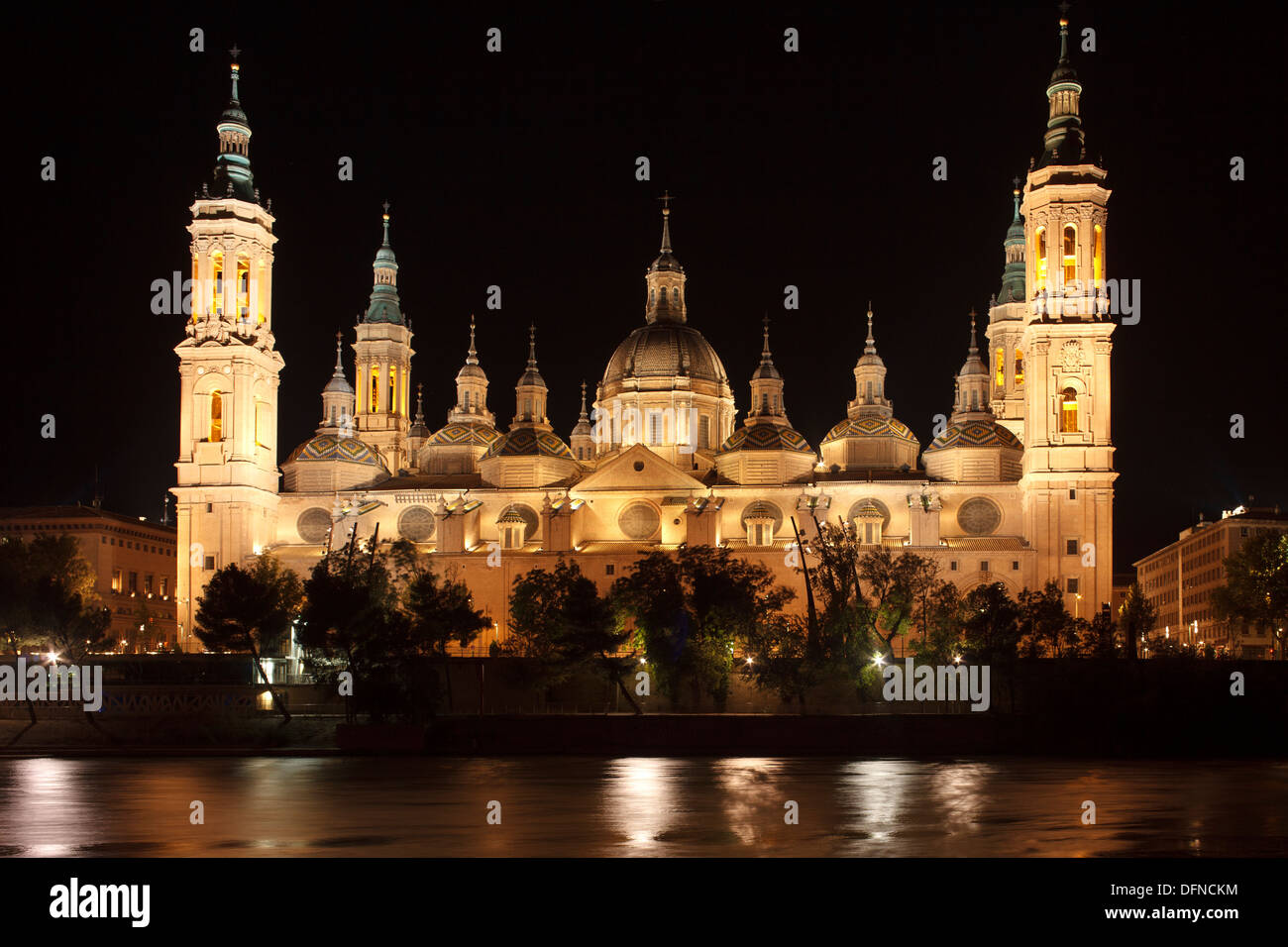 Basilica de Nuestra Senora del Pilar al fiume Ebro di notte, Saragozza, Saragozza, provincia di Zaragoza, Aragona, Spagna settentrionale, Foto Stock