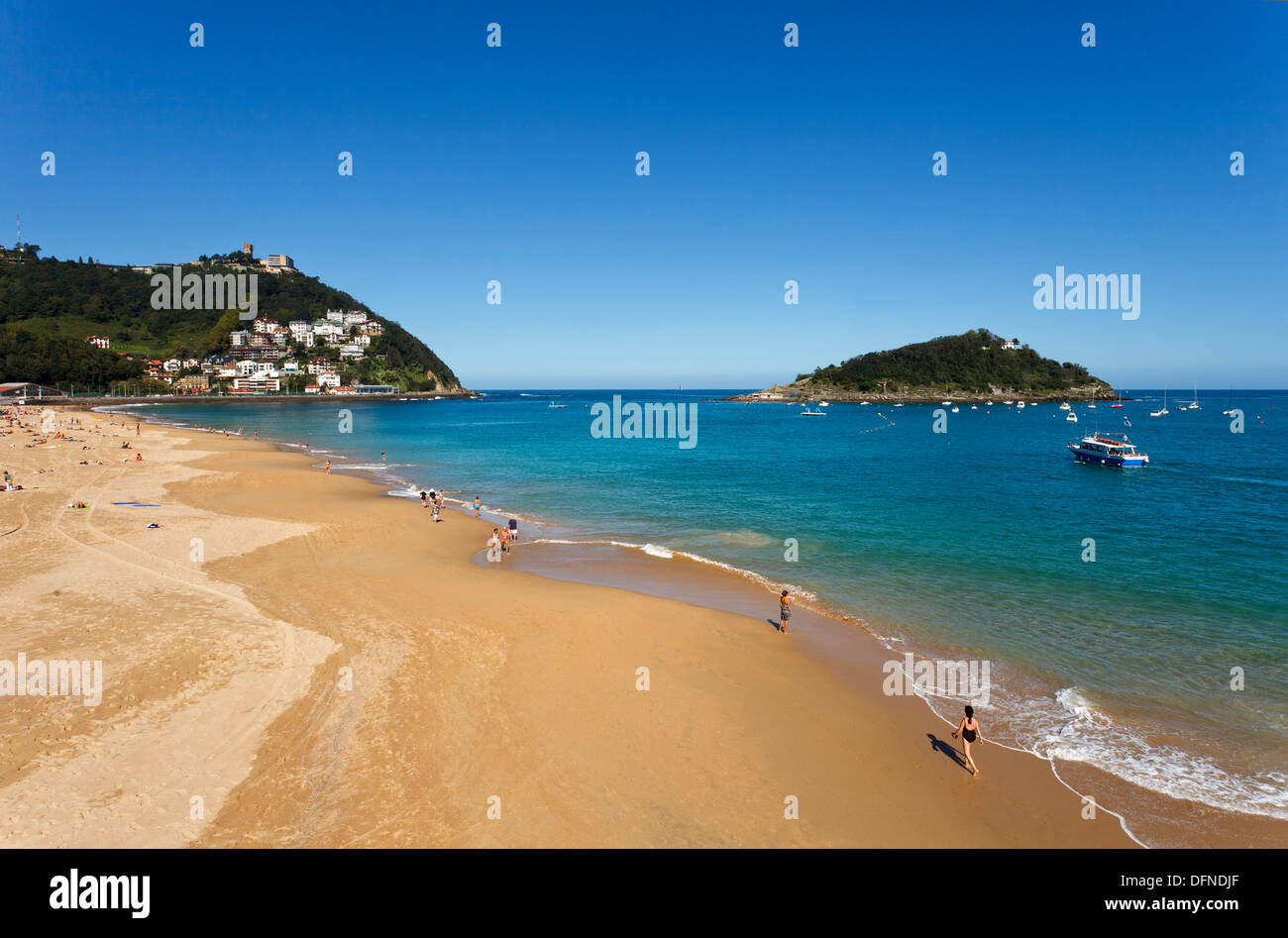 Spiaggia di sabbia con la luce del sole, Playa Ondarreta, Isla de Santa Clara, Bahia de la Concha, baia di La Concha, San Sebastian, Donostia Foto Stock