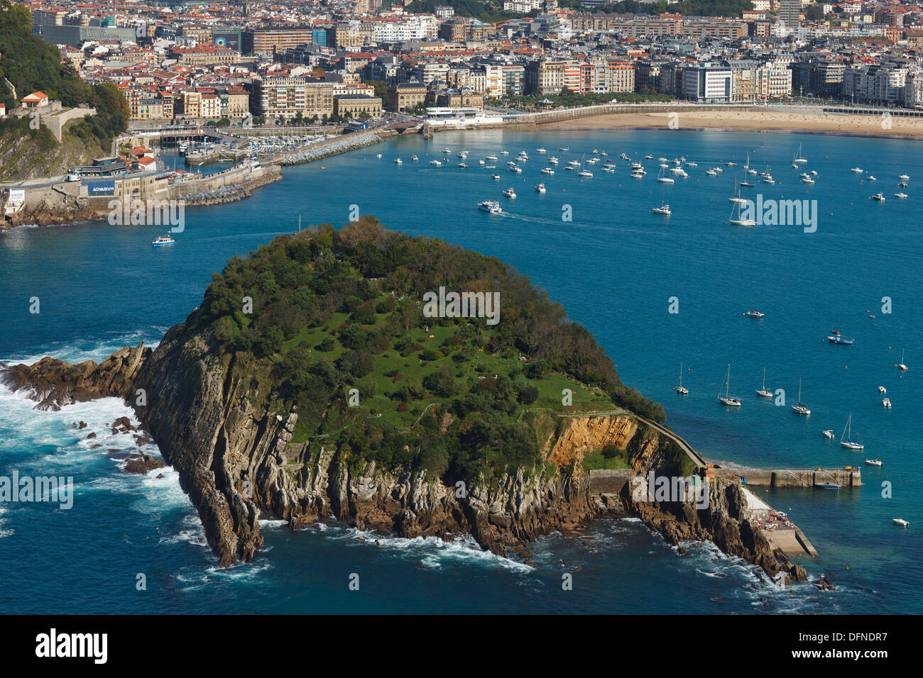 Vista dal Monte Igeldo su una baia con isola, Playa de la Concha, Isla de Santa Clara, Bahia de la Concha, San Sebastian, Donos Foto Stock