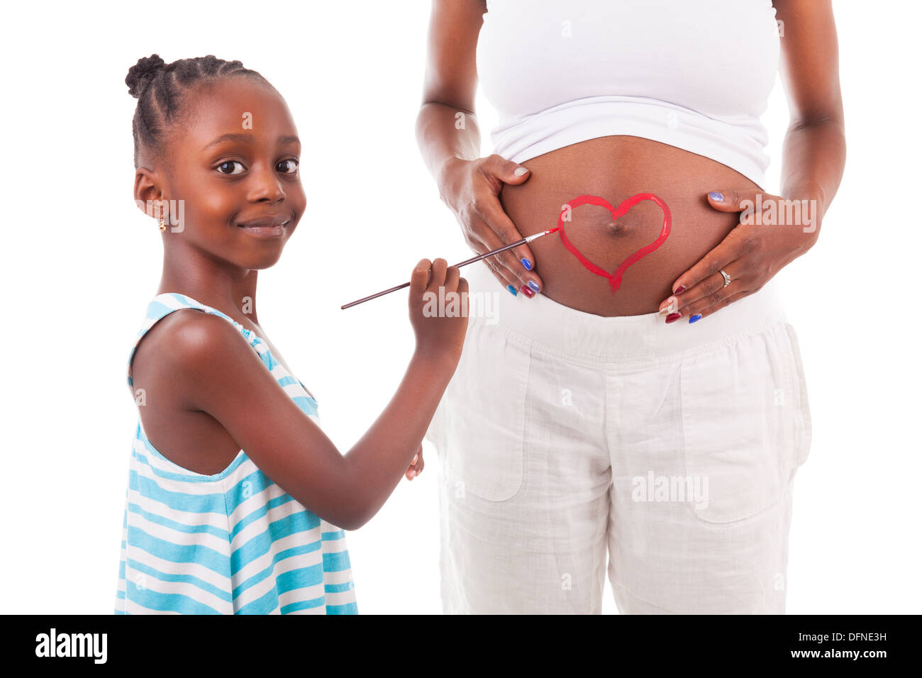 Poco African American Girl dipinto su sua madre pancia, isolati su sfondo bianco - popolo africano Foto Stock
