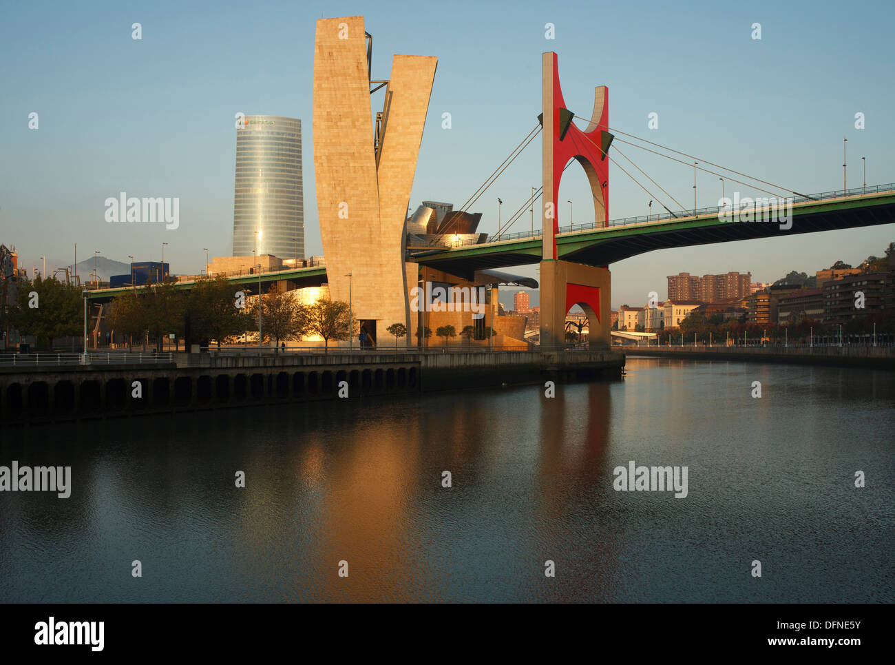 Alto edificio torre Iberdrola e Guggenheim il museo di arte moderna e contemporanea con ponte Puente de la Salve in ev Foto Stock