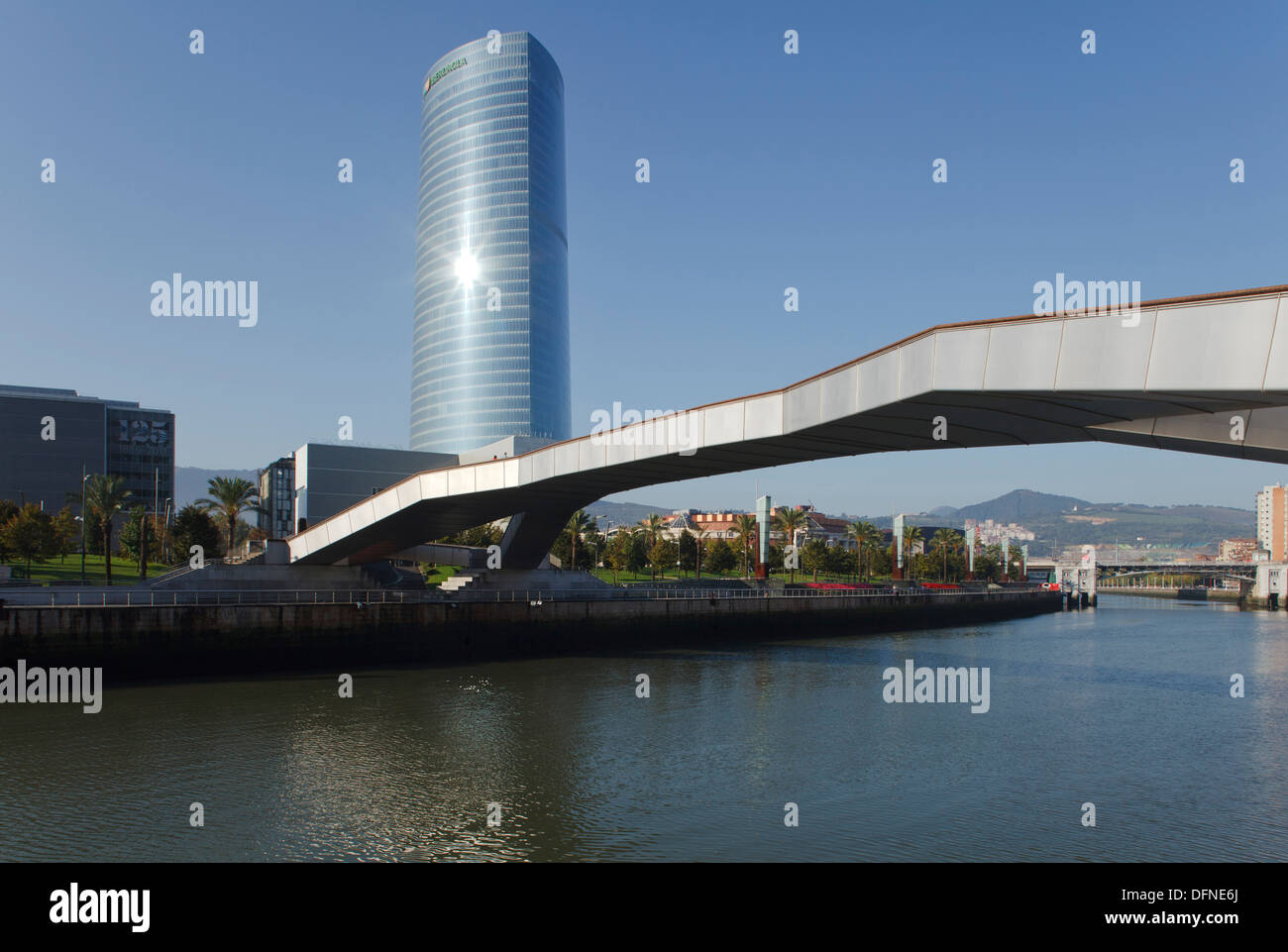 Alto edificio torre Iberdrola e ponte Puente Arupe nella luce del sole, Rio Nervion river, Bilbao, Provincia di Biskaia, Basq Foto Stock