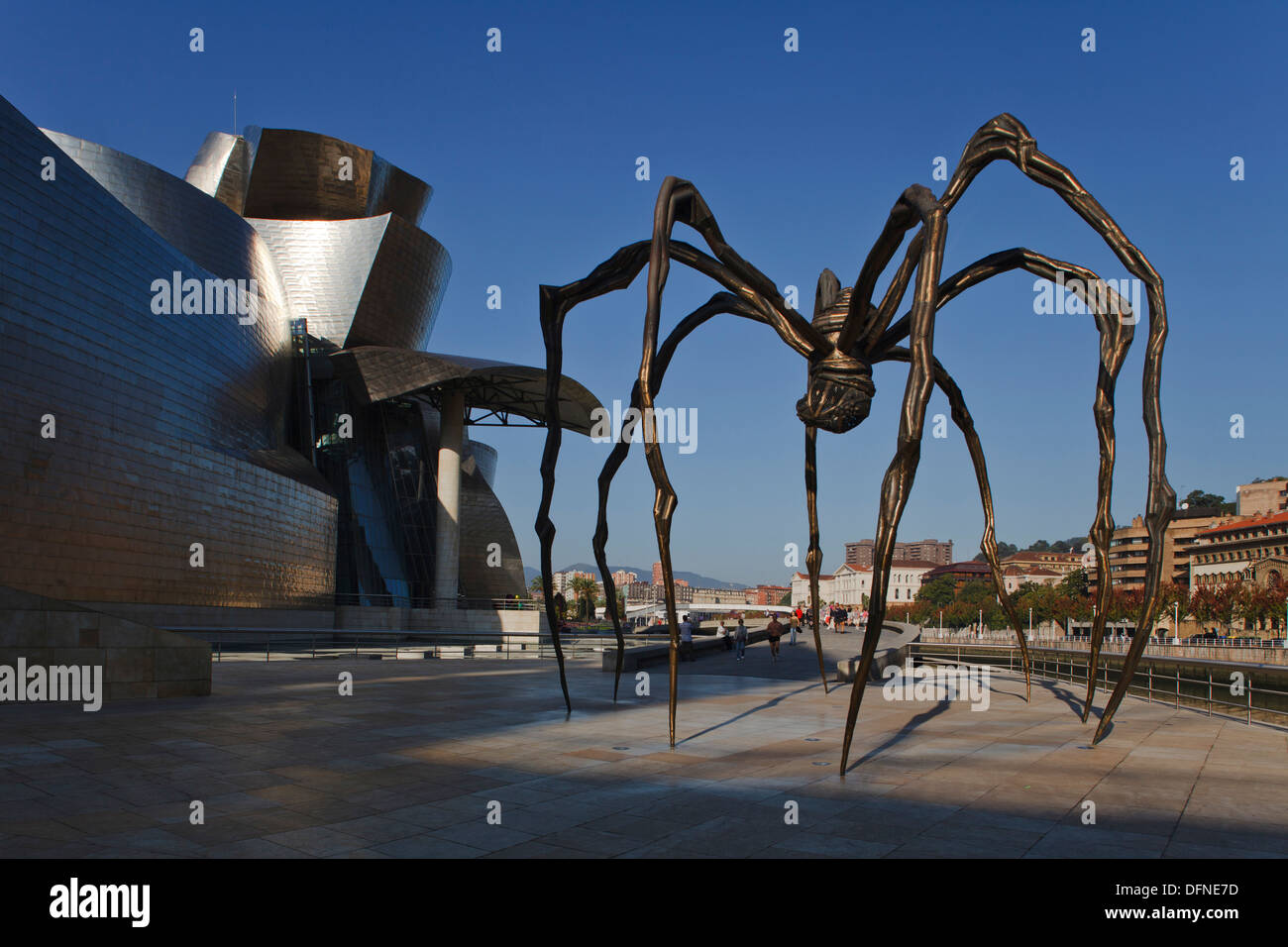 La scultura Mama spider davanti al Guggenheim Museum di arte moderna e contemporanea, Bilbao, Provincia di Biskaia, Basco Coun Foto Stock