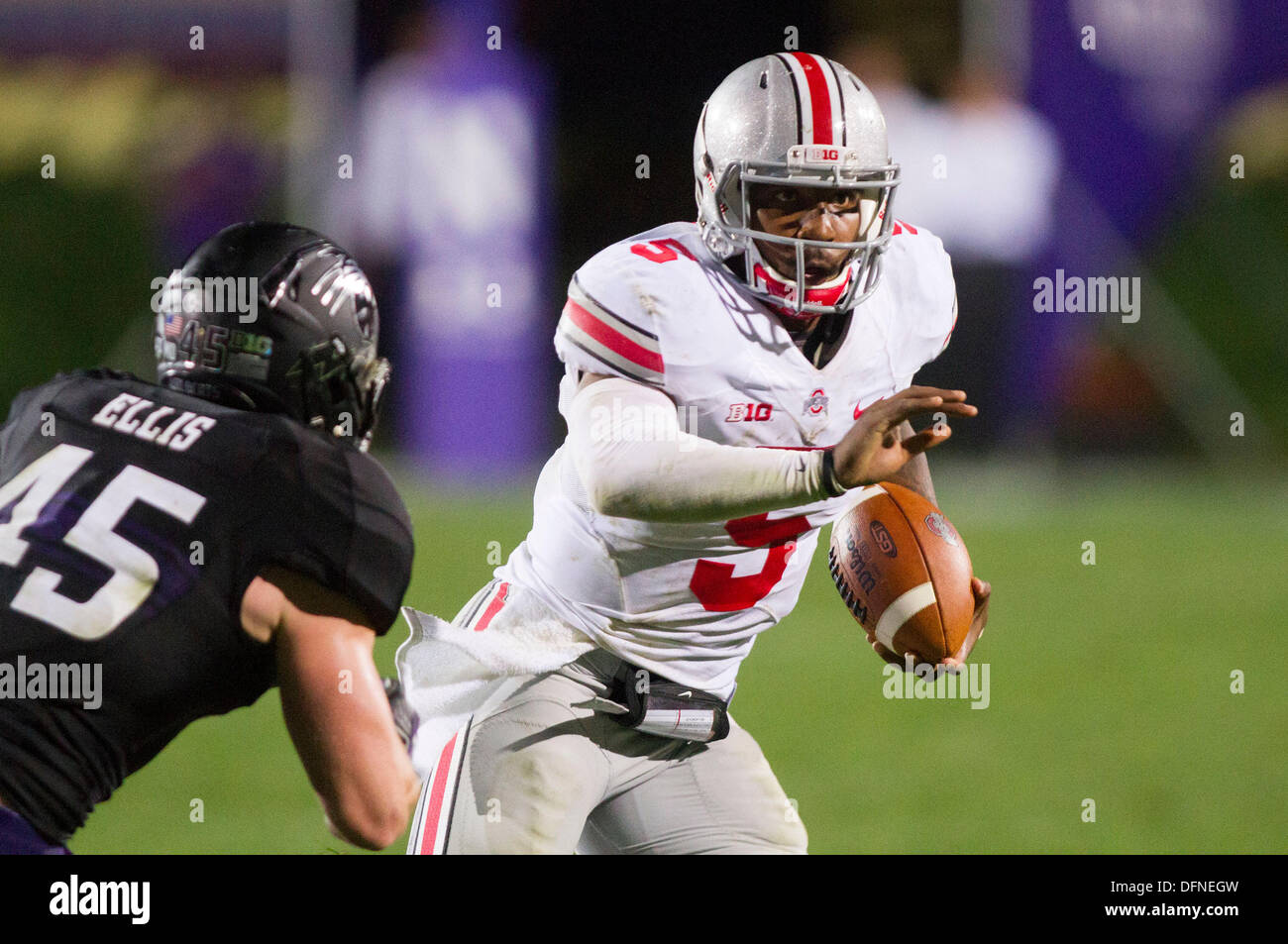 5 Ottobre , 2013: Ohio State Buckeyes quarterback Braxton Miller #5 cerca di aggirare la Northwestern Wildcats linebacker Collin Ellis #45 durante il gioco tra la Ohio State Buckeyes e la Northwestern Wildcats a Ryan Campo in Evanston, IL. Ohio State beat Northwestern 40-30. Foto Stock