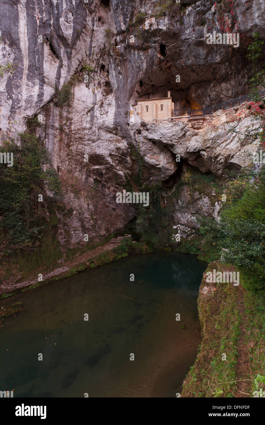 Chiesa di pellegrinaggio e Santa Grotta Santa Cueva de Covadonga, Covadonga, Picos de Europa, Provincia di Asturias, Principato di Astu Foto Stock