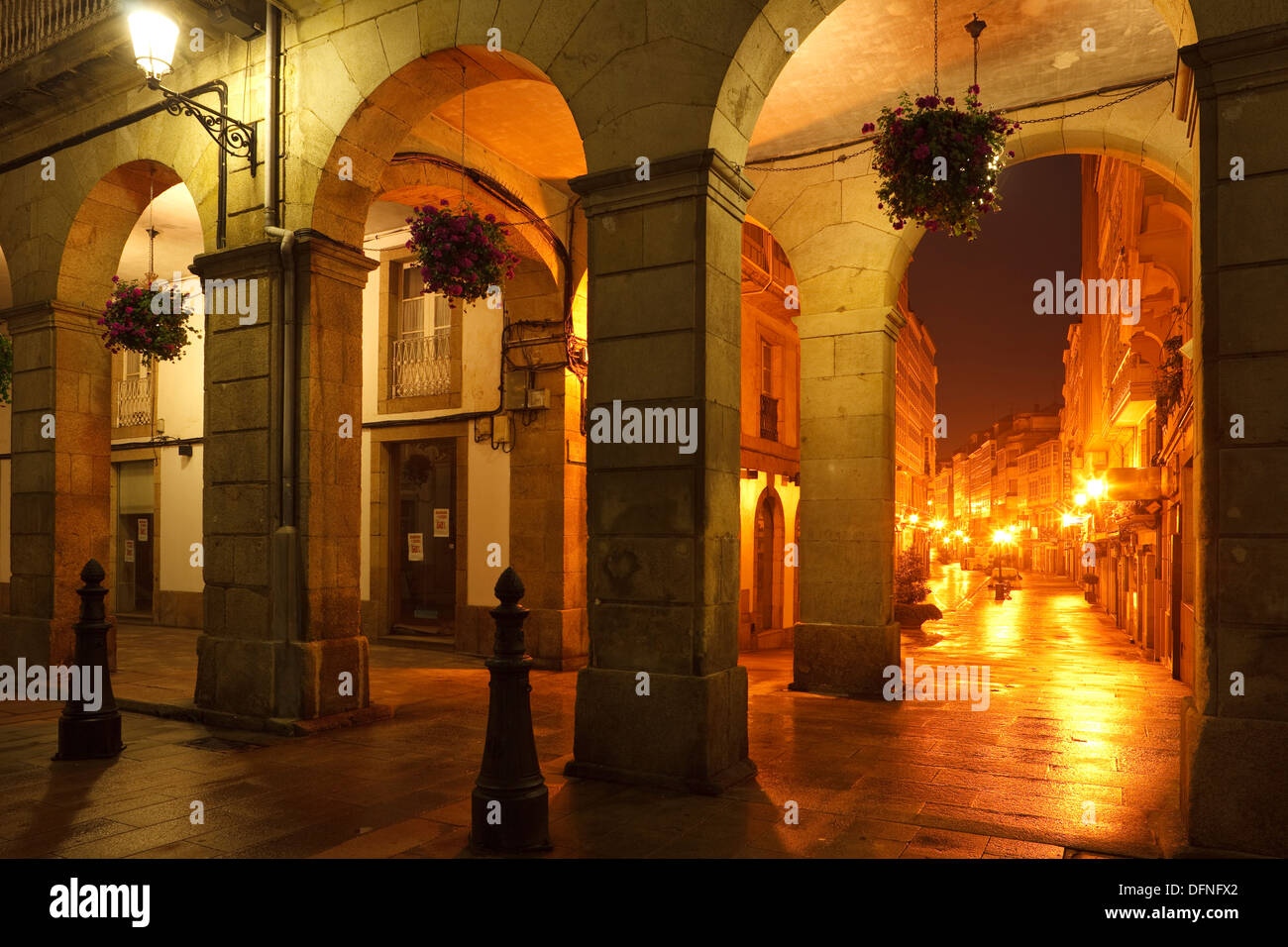 Vista della zona pedonale, Calle Riego del Agua, porticati, Praza Maria Pita, piazza principale, La Coruna, A Coruna, Camino Ingles, C Foto Stock