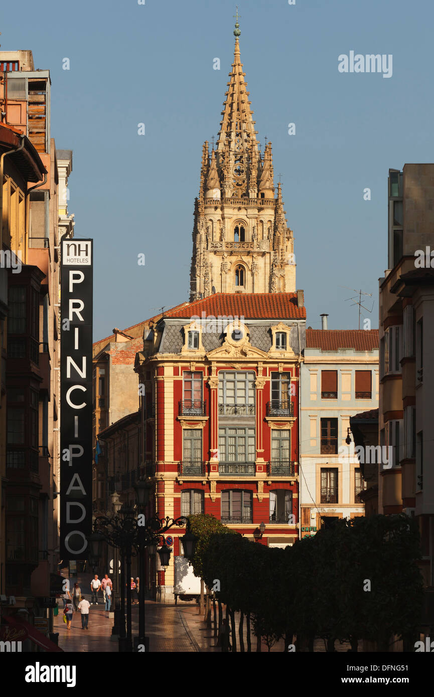 Calle de San Francisco, zona pedonale, il campanile della cattedrale, Catedral de San Salvador, gotico, Oviedo, Camino Primitivo Foto Stock