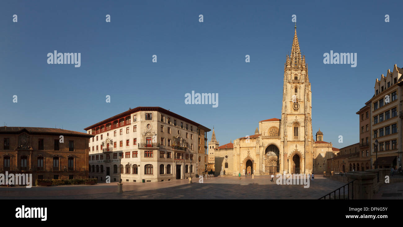 Palacio de Valdecarzana-Heredia, palace, del XVII e XVIII secolo, Catedral de San Salvador, cattedrale, gotico, Oviedo, Camino Prim Foto Stock