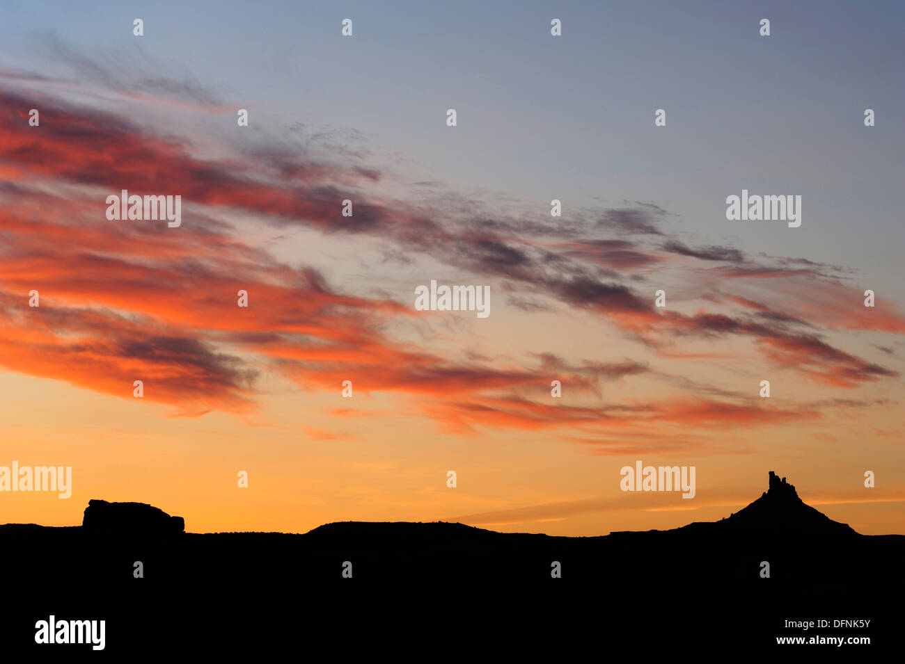 Mattino cielo sopra Sixshooter picco, aghi Area, il Parco Nazionale di Canyonlands, Moab, Utah, Southwest USA, America Foto Stock