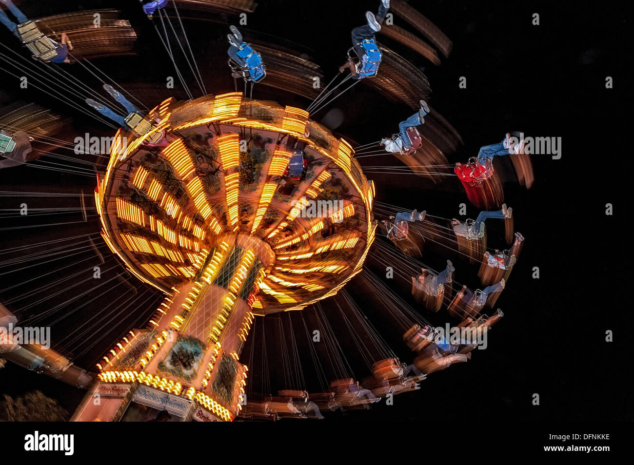 I bambini andare per un vortice di .una notte immagine di movimento di un parco di divertimenti ride in funzionamento. Foto Stock