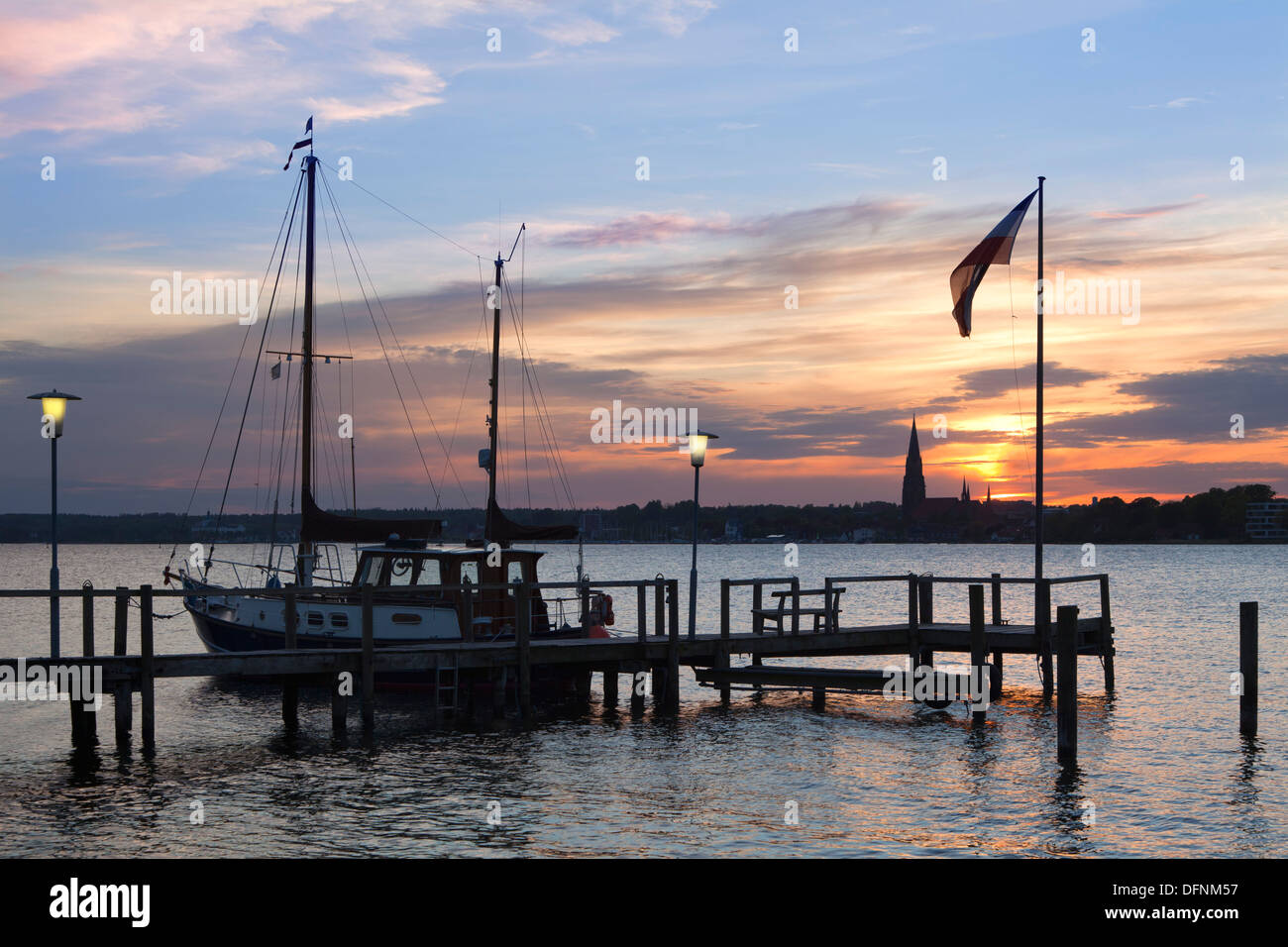 Vista da un molo sulla Cattedrale St Petri al tramonto, Schleswig, Schlei fjord, Mar Baltico, Schleswig-Holstein, Germania, Europa Foto Stock