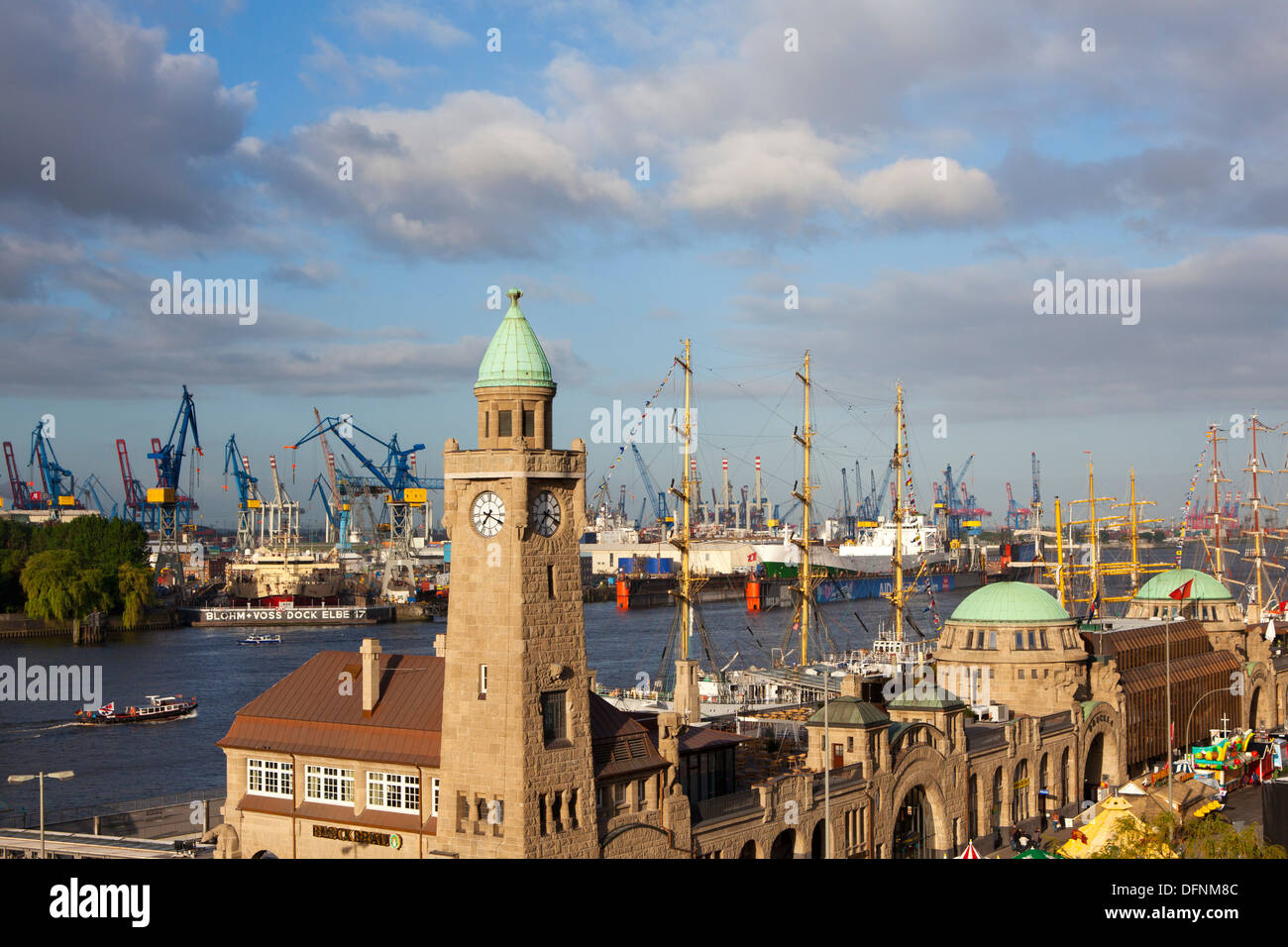 Vista su St Pauli Landungsbruecken sulla gru presso il porto di Amburgo, Germania, Europa Foto Stock