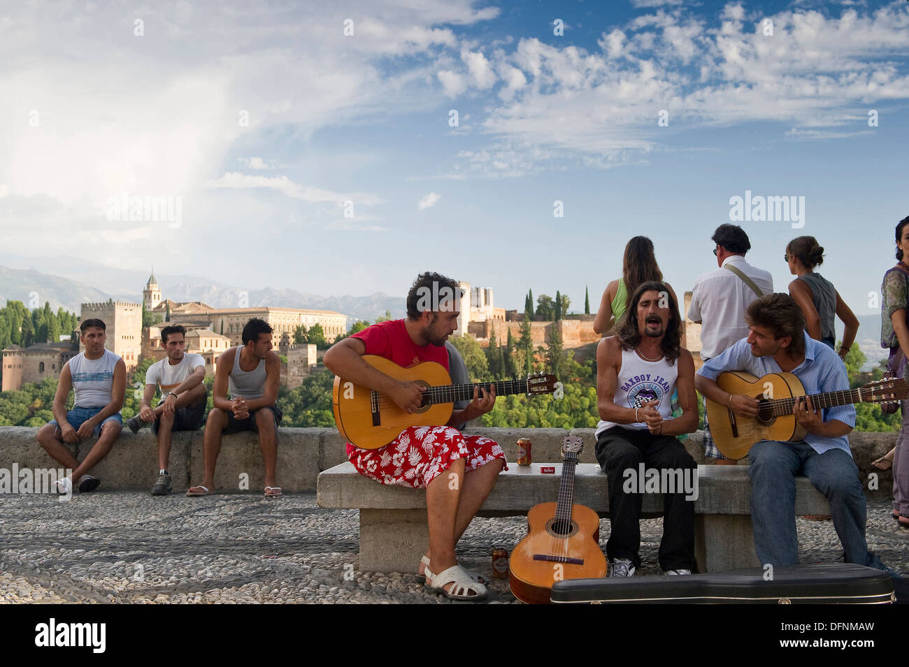 Musicisti di flamenco di fronte all'Alhambra, Albaicin, Granada, Andalusia, Spagna, Europa Foto Stock