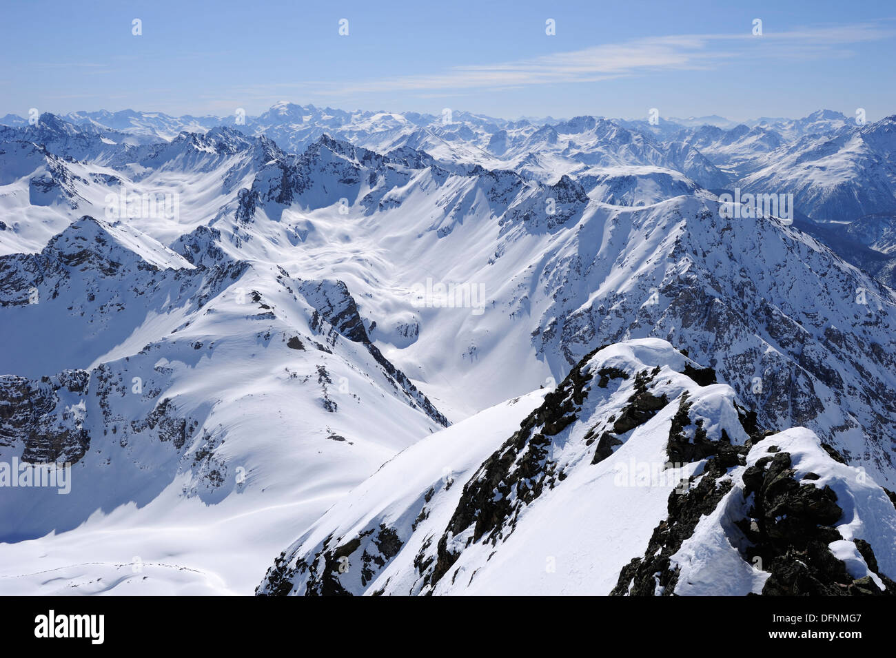 Vista verso la montagna del Parco Nazionale Svizzero con Piz Laschadurella e Ortles, Parco Nazionale Svizzero, Engadina, GRI Foto Stock